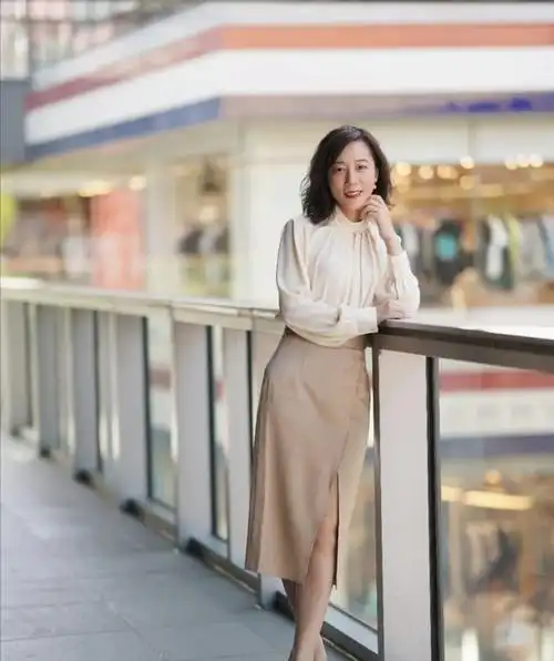 五十岁颜值普通的女人,学学这位博主的穿搭,不掉档次又有品位 第10张