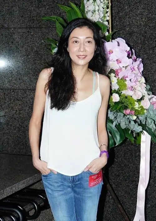 吴绮莉的气质小姑娘都羡慕,穿吊带裙留卷发,不像是70后|牛仔裤|减龄