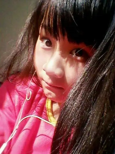 谁发给我一些16岁的女孩照片,清纯一点的,要同一个人.