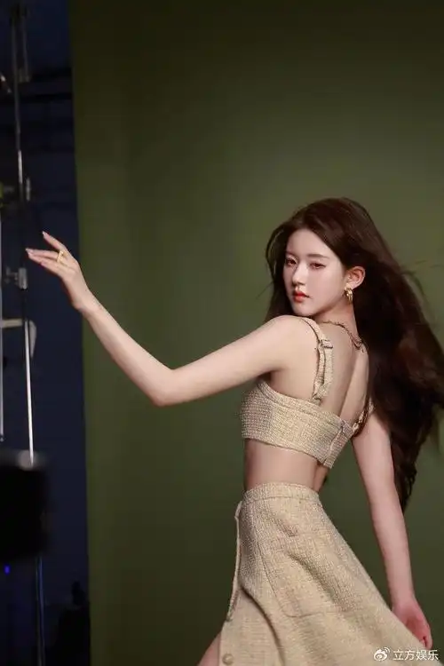 赵露思初秋氛围感写真曝光 着小香风高开叉裙性感|赵露思|性感|氛围