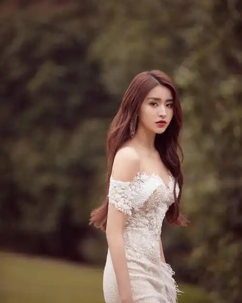 金子涵纯白蕾丝抹胸礼服,仙惹哦!__财经头条