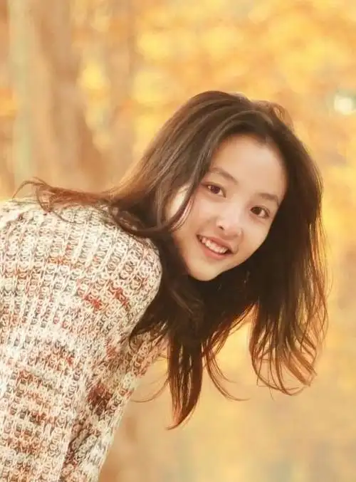 吴倩凭借名牌大学的金字招牌和清纯甜美的外貌,一时间成为了众人瞩目