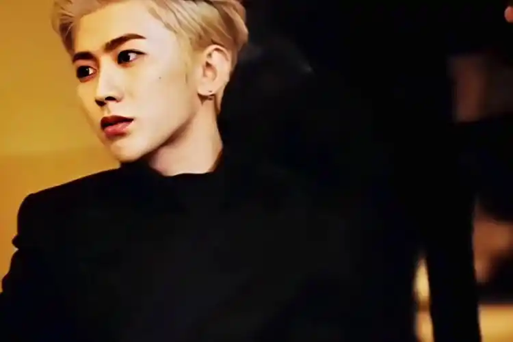 蔡徐坤晒银发照片 五官太绝了