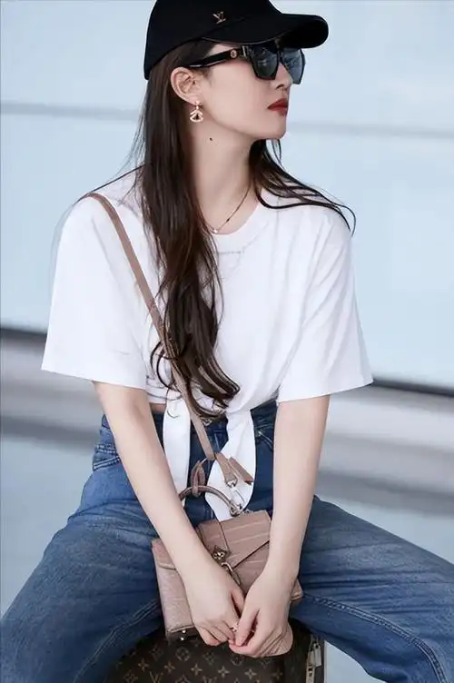 刘亦菲终于换风格了穿白t恤牛仔裤露小蛮腰看似简单却显高级