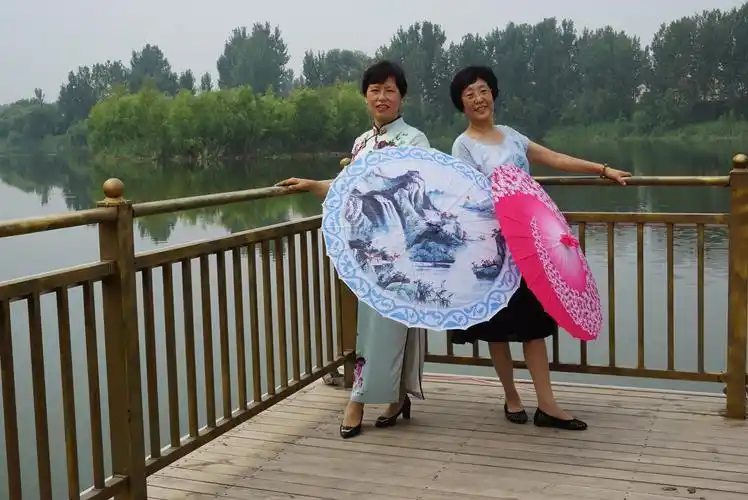 七朵金花在水上公园游园拍照留念的部分照片