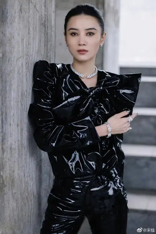 宋佳高跟鞋##宋佳黑色皮衣##微博之夜#小烟熏 黑色皮衣造型,真的仕Ё
