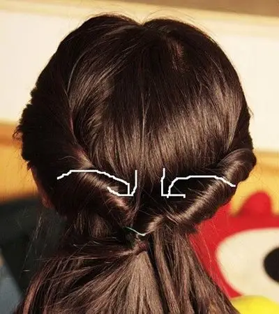 step4:右边的也扭转后,就可以将两股头发合并在一起固定啦.