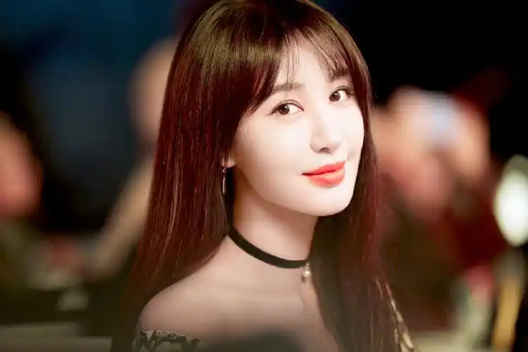 李菲儿性感露肩活动写真图片