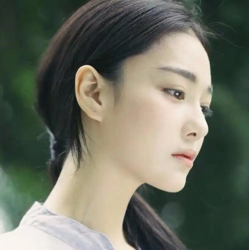 张馨予和何捷一起吃饭被偶遇,侧颜很迷人,这个细节暴露真实婚姻