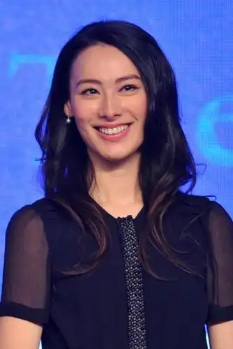 梁洛施豪门气质藏不住,穿黑色雪纺裙配黑丝袜,不土反而很高级