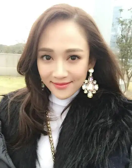 有一种自然系卷发在时尚圈经久不衰_陈乔恩