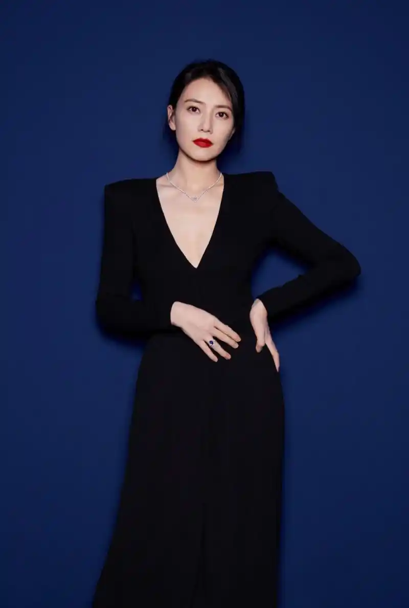 高圆圆美照释出,身着一袭黑色深v连衣裙,干练端庄,优雅大气,女神范