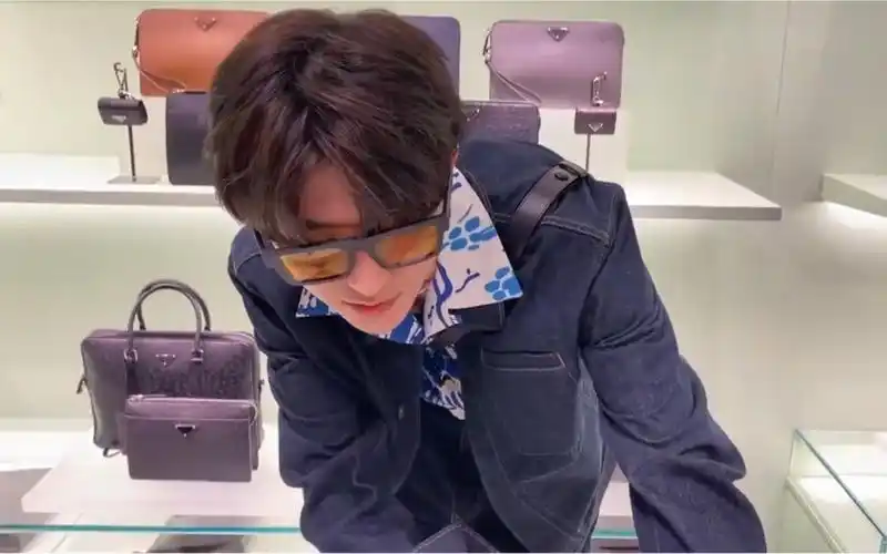 戴眼镜的正面视角来了你知道蔡徐坤现在帅成什么样了吗