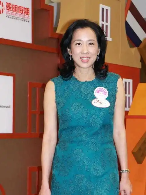 朱玲玲的穿搭法则大波浪卷发搭配无袖蕾丝裙亮相62岁依然漂亮