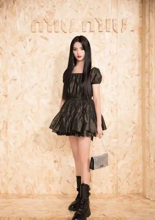 杨超越获miumiu独宠果然魅力十足穿搭青春活力甜美可爱