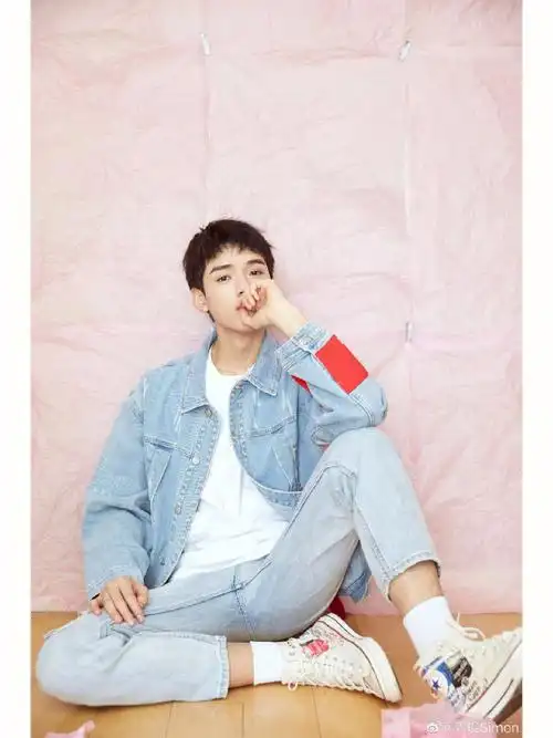 龚俊牛仔装白袜