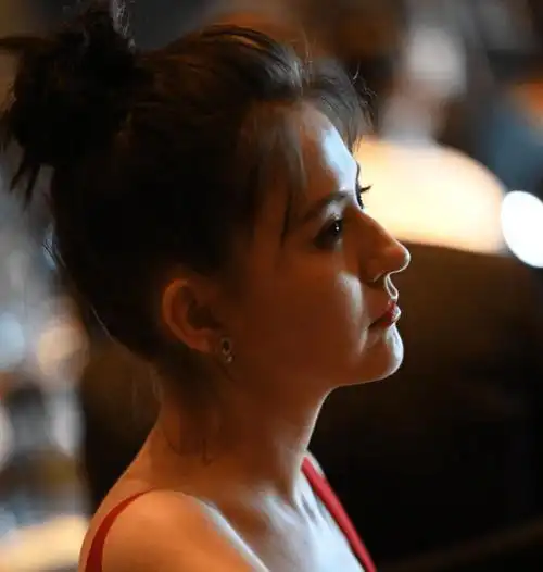 特别是从侧脸中,热依扎立体度十足的五官瞬间就展现在大家面前了,扎着