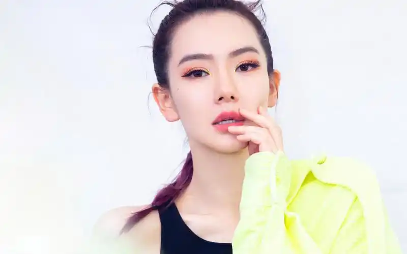 戚薇元气性感写真图片桌面壁纸