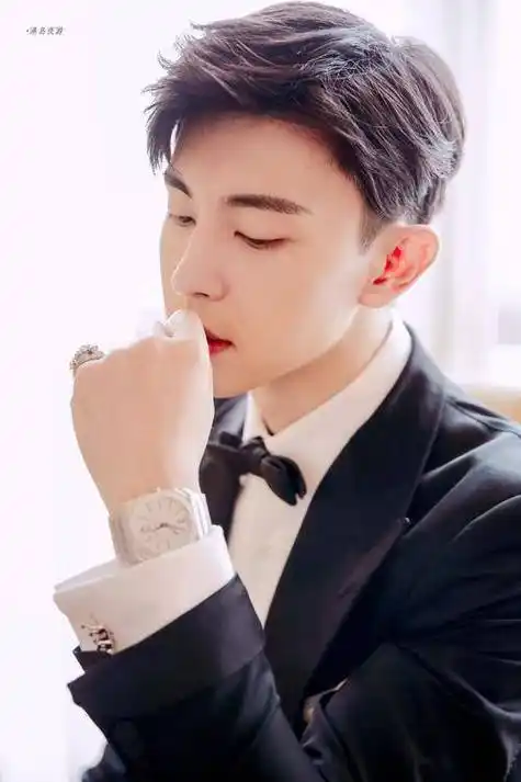 邓伦于1992年10月21日出生于河北省石家庄市,并毕业于上海戏剧学院