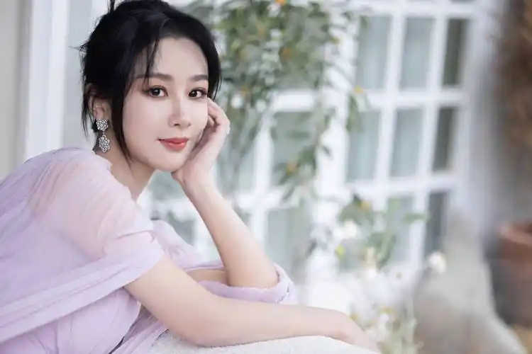 幽静淡紫魅影 杨紫淡紫色幻影纱长裙惊艳登场 仿佛走出了童话的世界_