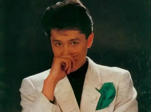 蔡国庆年轻时很帅气,身穿军装的他更是英姿飒爽迷人万千.