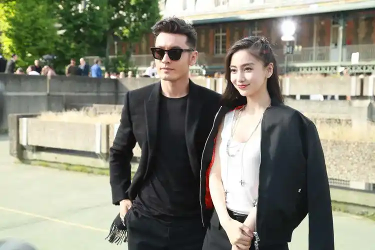 baby带2岁儿子游玩生图曝光,小海绵头发浓密超可爱