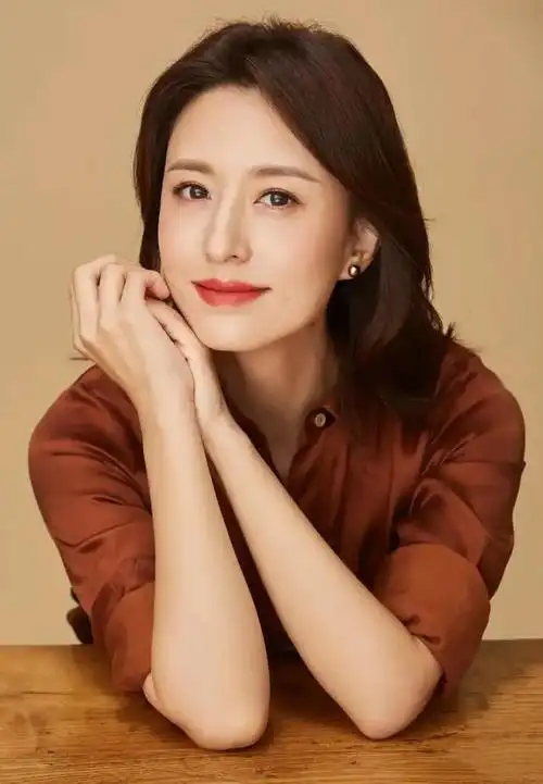 央视主持张蕾穿白色制服现身乌镇大会一登台就镇住大场面