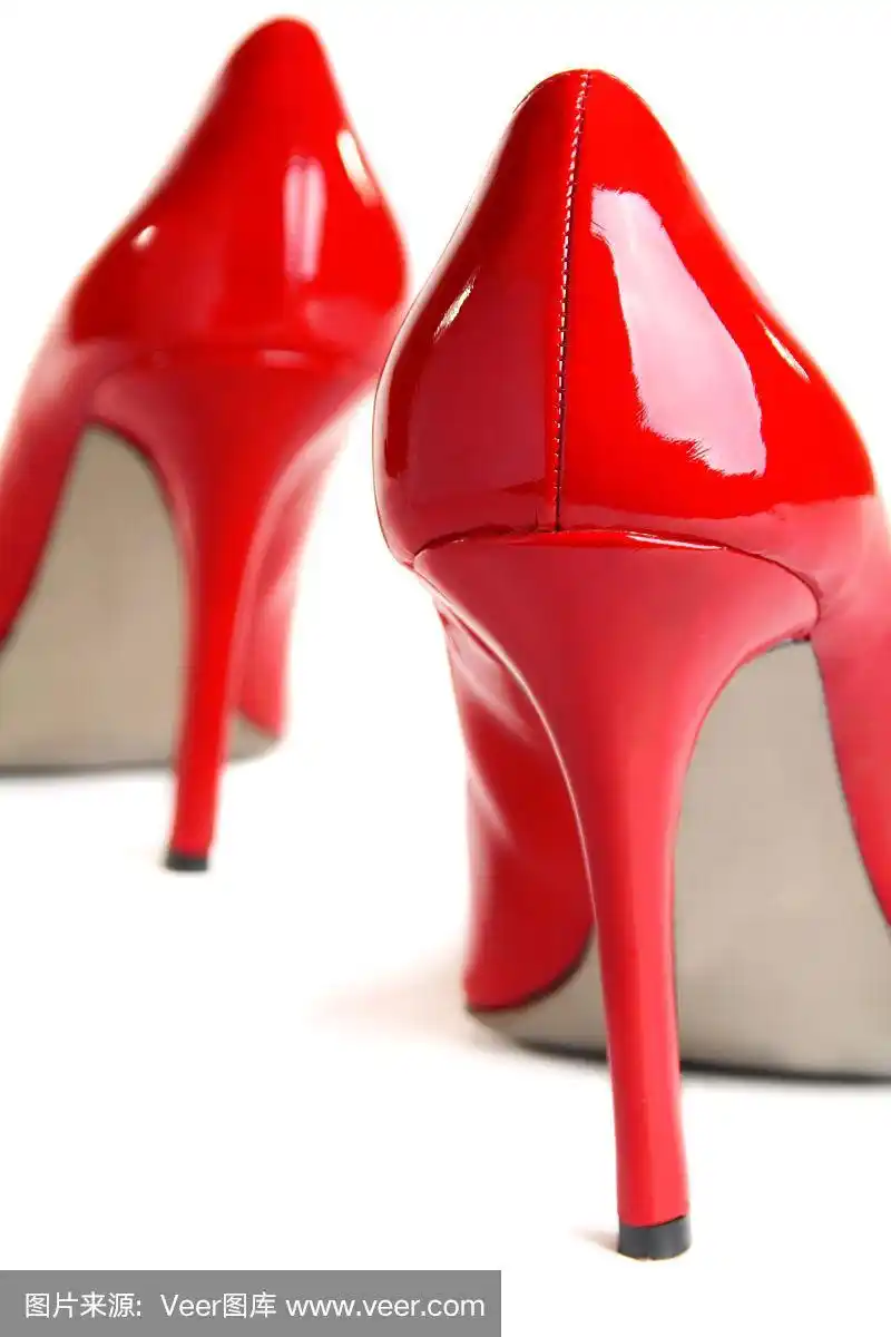 白色背景上的红色高跟鞋.