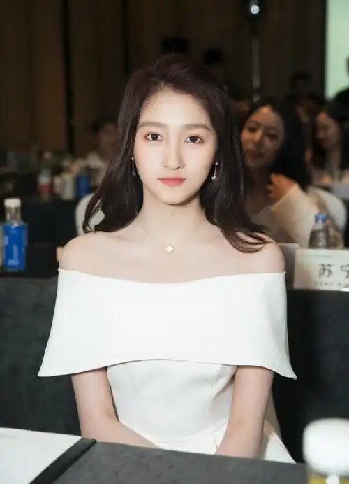 关晓彤扎麻花辫俏皮可爱颜值满分,穿运动装秀长腿活力十足