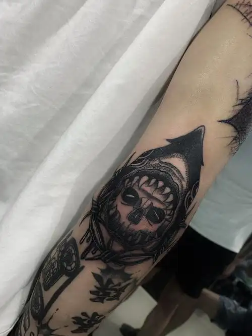 胳膊肘 暗黑风格鲨鱼_纹身图案手稿图片_刘威的纹身作品集