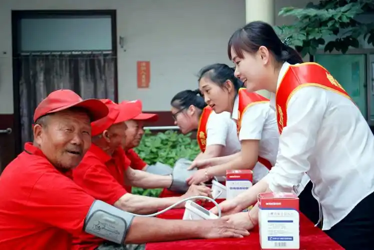 但对于敬老院里的孤寡老人来说,在这一天却尤为孤单,为了让老人们体会