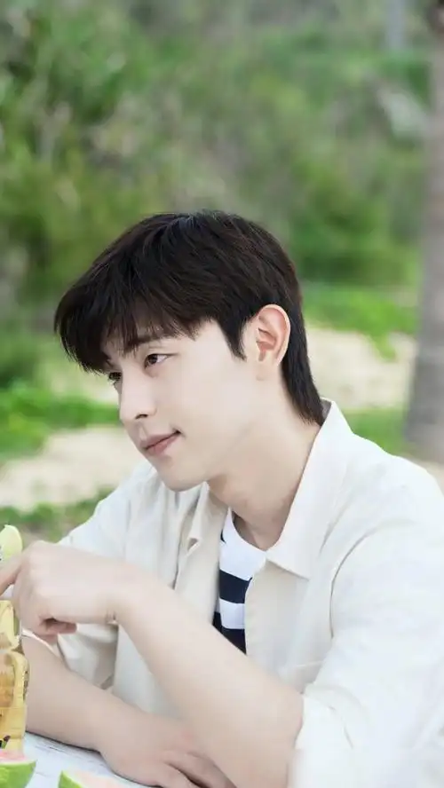 演员邓伦,儒雅绅士,帅气英俊,来看帅照