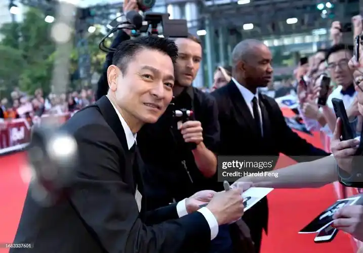 刘德华 屹立舞台42年,依然保持这个状态,心态,积极活跃在 - 抖音