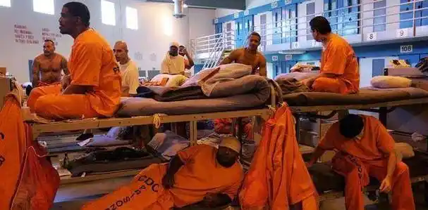 美国黑老大在监狱称王13位狱警被收买4名女狱警给他生孩子