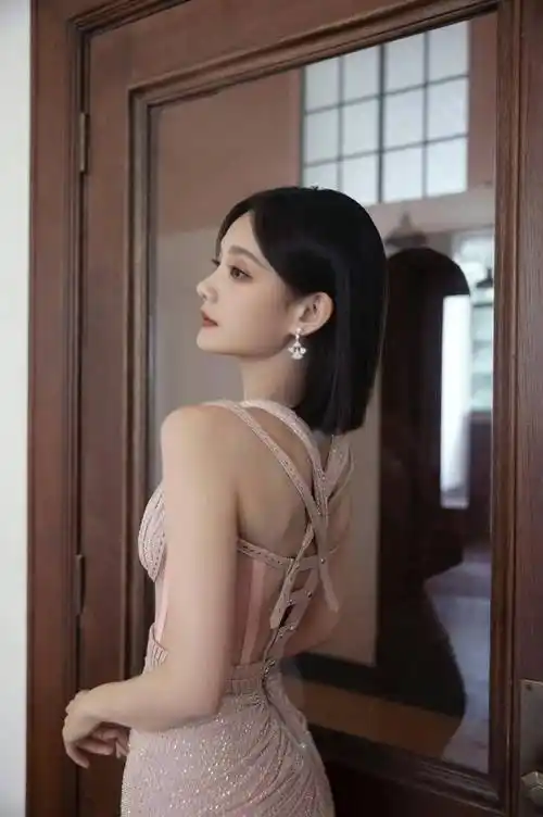 李一桐的清新魅力让人陶醉,仿佛置身于花海中的仙子!_生活_人们_时光