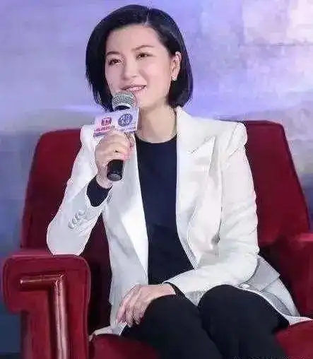 45岁房海燕近况曝光因参加富豪寿宴被开除如今她在干什么