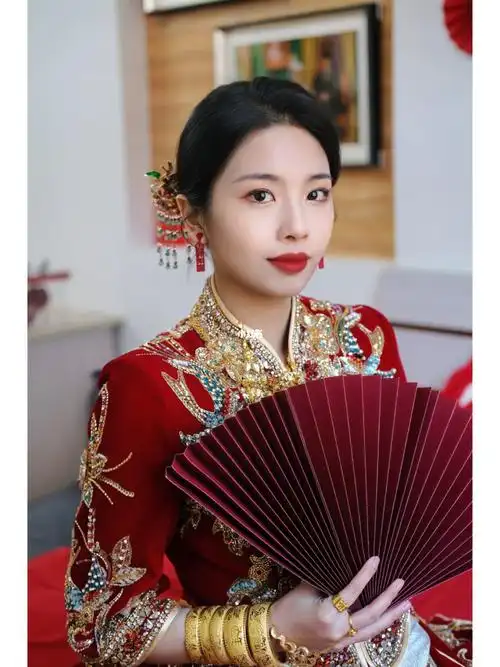 中式盘发之红色绒面带子