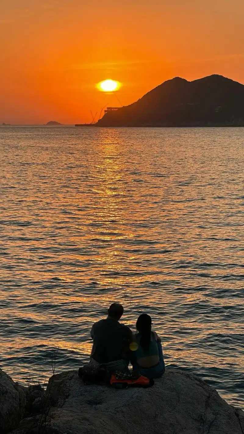 夕阳下的恋人.#恋爱 #一起看海 #落日 - 抖音