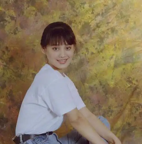 性格直爽长相美颜实打实的大气女王,不仅是现在衣品很棒宁静年轻时候