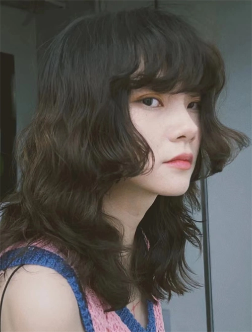 今年流行卷发公主切 款款百搭又瘦脸