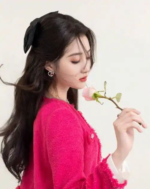 关晓彤现身北京台春晚!晒后台照片送祝福,一身粉色短裙年轻靓丽