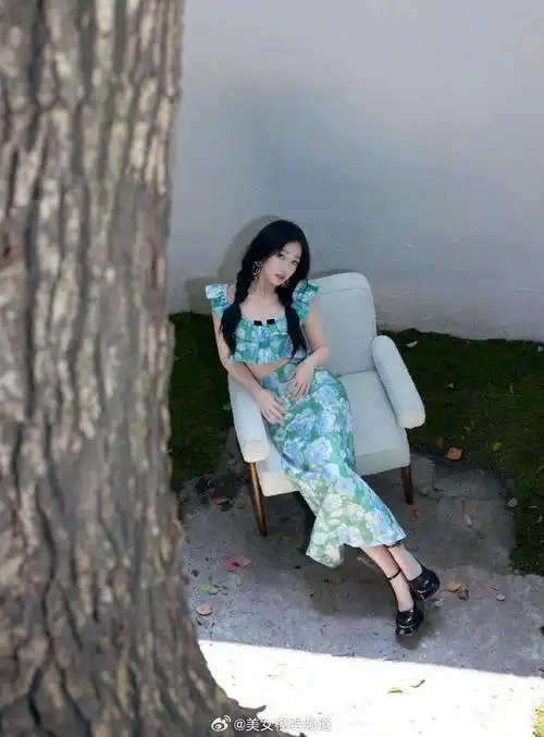 虞书欣穿露腰碎花修身裙 扎双麻花辫清新靓丽笑容甜