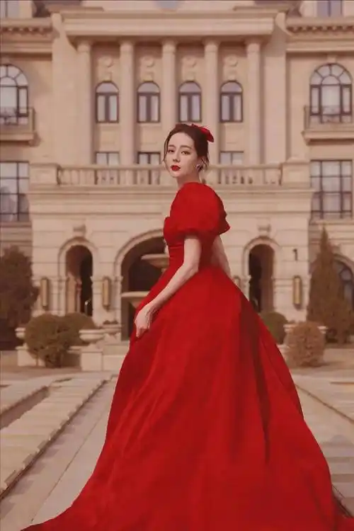 迪丽热巴身穿我们红礼服,惊艳所有人_树叶_叶子_孩子