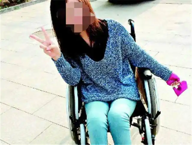 女孩12岁遭遇车祸失去双腿结婚时老公对她说车祸根本不是意外