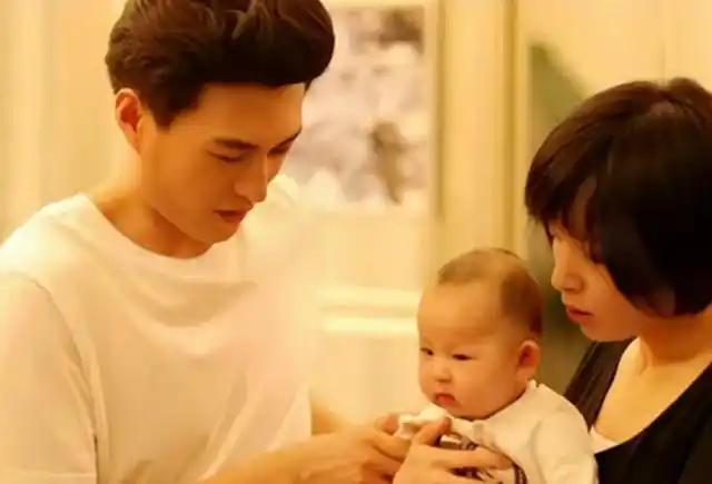 靳东44岁老婆晒带娃照,被5岁儿子脚压脸,头发斑白被疑操心过度