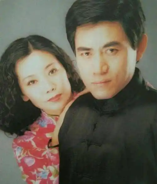 原创老戏骨陈宝国为戏置纽扣于眼险被马碾轧丧命娶初恋恩爱40余年