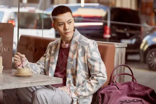 陈伟霆与米兰街头"意外会晤" 格调随心帅气十足