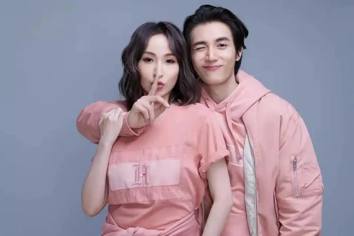 前几天萧亚轩在社交媒体直播,自曝恢复单身,今天有网友爆出萧亚轩前