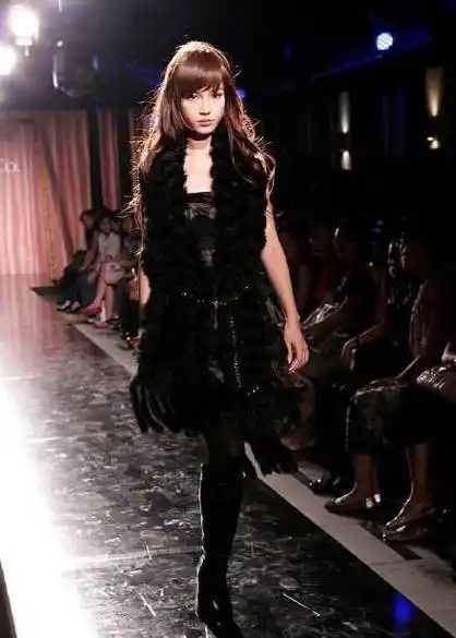 angelababy日本走秀照片曝光,网友:那个时候更像混血_德国_五官_服装