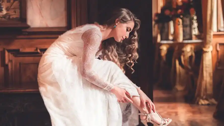 白色裙子礼服高跟鞋卷发美女4k壁纸壁纸